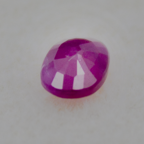 Rubis de Madagascar : 0,68 carat, couleur rare violet/rose